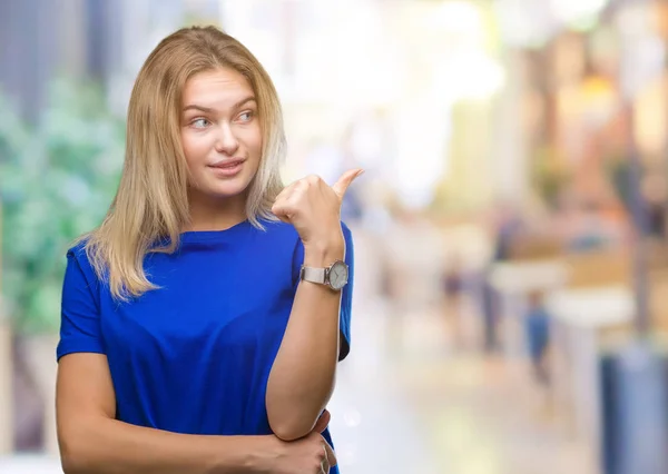 Jonge Kaukasische Vrouw Geïsoleerde Achtergrond Glimlachend Met Blij Gezicht Kijken — Stockfoto