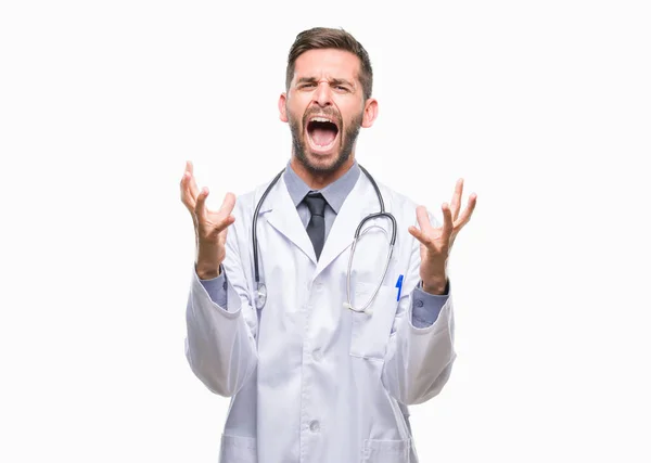 Mladý Pohledný Doktor Muž Nad Izolované Pozadí Crazy Šílený Křik — Stock fotografie
