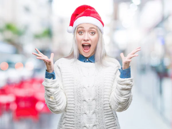 Junge Blonde Frau Mit Weihnachtsmütze Über Isoliertem Hintergrund Feiert Verrückt — Stockfoto