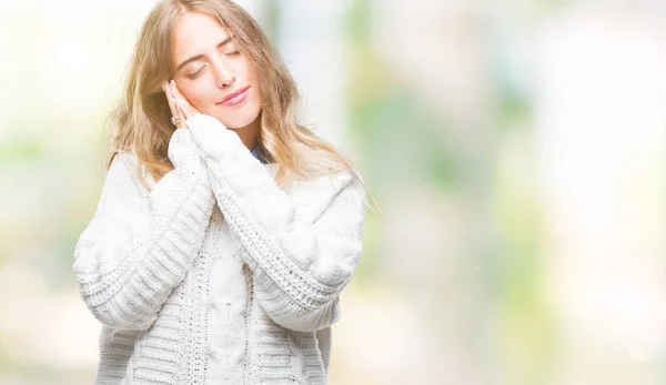 Mooie Jonge Blonde Vrouw Winter Trui Dragen Geïsoleerde Achtergrond Slapen — Stockfoto