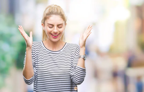 Mujer Rubia Hermosa Joven Con Suéter Rayas Sobre Fondo Aislado — Foto de Stock