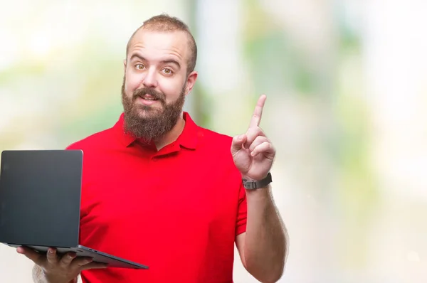 Kaukasische Jongeman Met Behulp Van Computer Laptop Geïsoleerde Achtergrond Verrast — Stockfoto