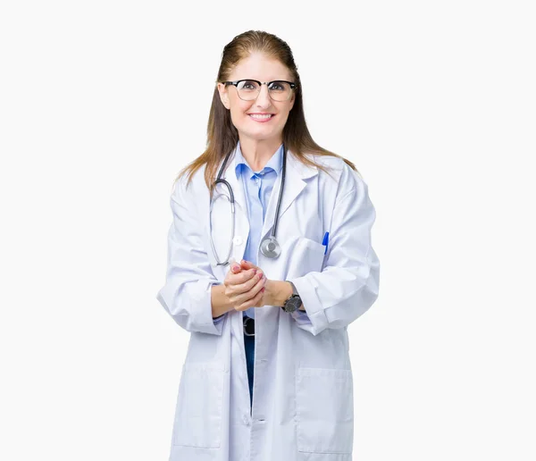 上医療のコートを着て中年中高年医師女性は一緒に背景手を分離し リラックスして 陽気な笑顔を祈る 成功と楽観的な — ストック写真