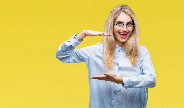 Ung Vacker Blond Affärskvinna Glasögon Över Isolerade Bakgrund Gestikulerande Med — Stockfoto