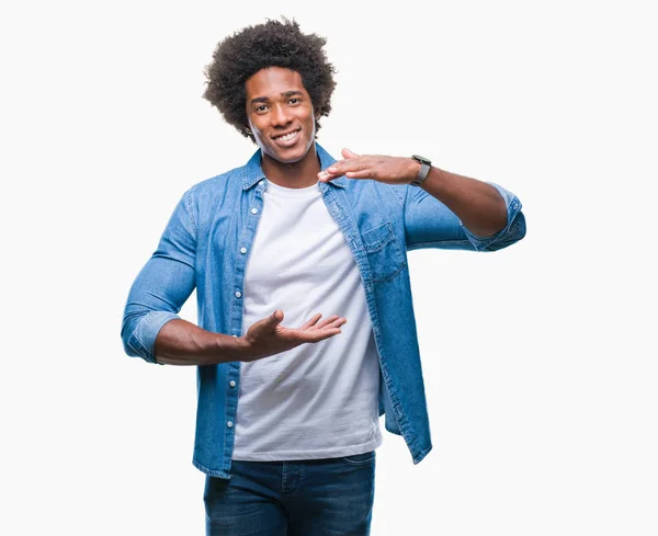 美国黑人男子在孤立的背景手势与手显示大和大尺寸标志 测量符号 微笑着看着相机 测量概念 — 图库照片