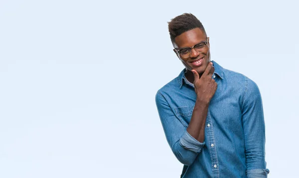 Jovem Afro Americano Sobre Fundo Isolado Olhando Confiante Para Câmera — Fotografia de Stock