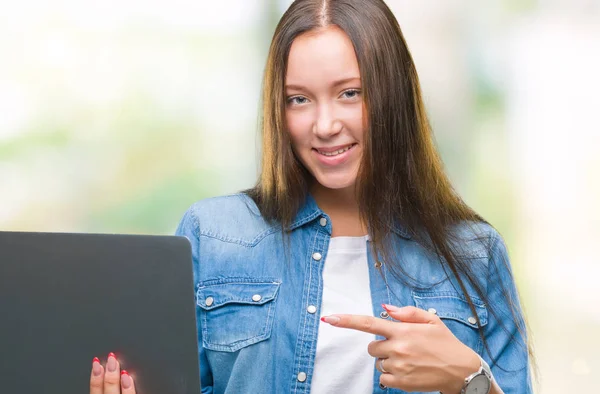 Unga Kaukasiska Kvinna Använder Laptop Över Isolerade Bakgrund Mycket Glad — Stockfoto