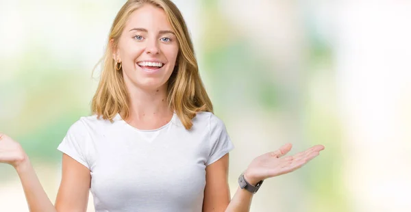 Schöne Junge Frau Trägt Legeres Weißes Shirt Über Isoliertem Hintergrund — Stockfoto