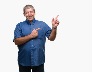 Gülümseyen ve iki elleri ve parmakları ile tarafına işaret kamera bakarak izole arka plan üzerinde üst düzey yakışıklı.