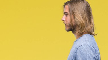 İzole arka tarafına, seyir üzerinde uzun saçlı Genç yakışıklı adam sakin ol kendine güvenen gülümseme ile doğal yüz pozuyla profili.