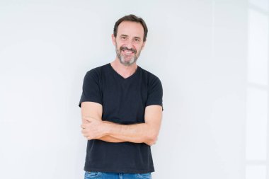 Kameraya bakarak çapraz silah ile gülümseyen izole arka plan mutlu yüzüne komuta sizde. Olumlu bir kişi.