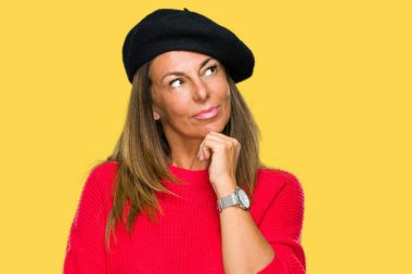 Moda bere üzerinde giyen orta yaş yetişkin kadın arka plan çene düşünme hakkında soru, dalgın ifade üzerine el ile izole. Düşünceli yüzüyle gülümsüyor. Şüphe kavramı.