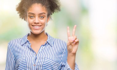 Gösterilen ve parmakları ile işaret izole arka plan üzerinde genç afro Amerikalı kadın ikincisi ise kendinden emin ve mutlu gülümseyerek.