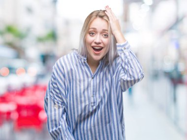 Sarışın genç kadın izole arka kafasına hata için el ile sürpriz üzerinde hata hatırlıyorum. Unuttum, kötü bellek kavramı.