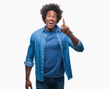 Başarılı fikirle parmağı yukarıyı izole arka plan üzerinde Afro Amerikalı adam. Çıktıktan ve mutlu. Bir numara.
