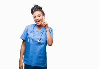 Genç başarılı fikirle parmağı yukarıyı izole arka plan üzerinde saç Afro-Amerikan kız profesyonel cerrah örgülü. Çıktıktan ve mutlu. Bir numara.