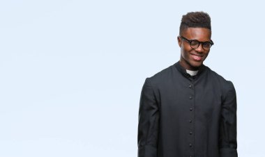 Genç Afrikalı-Amerikalı rahip adam seksi bir ifadeyle, neşeli ve mutlu yüzünü kameraya bakarak göz kırpıyor izole arka plan üzerinde.