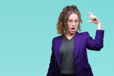 Okul üniforması ve gözlük gülümseyen izole arka plan ve süre seyir ve kamera boyutu işaret parmaklarıyla yapıyor el ile kendinden emin eller üzerinde giyen genç esmer öğrenci kız. Ölçü kavramı.