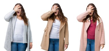 Artı boyutu kadın giyiyor kış ceket yüz ve el parmakları utanç ifadesi ile üzerinden baktığımda, gözleriyle kapsayan şok bakmak izole arka plan üzerinde güzel kolaj.