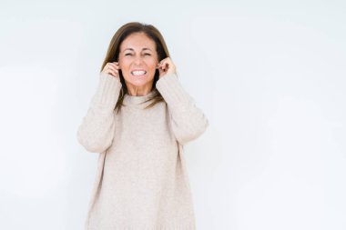 Yüksek sesle müzik gürültü rahatsız ifade parmaklarıyla kulaklarıyla kapsayan izole arka plan güzel orta yaş kadın. Sağır kavramı.