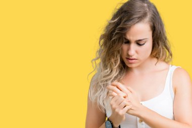 Elleri ve parmakları, artrit inflamasyon izole arka plan acı acı genç güzel sarışın kadın