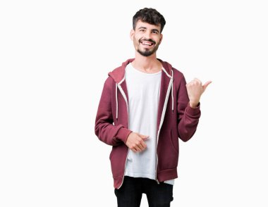 Yakışıklı delikanlı arıyor ve başparmak yanında yukarıyı mutlu yüz ile gülümseyen izole arka plan üzerinde.