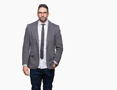 Genç yakışıklı iş adamı izole arka plan gevşek yüzünde ciddi bir ifade ile üzerinden. Basit ve doğal kameraya bakıyor.