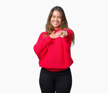 Üzerinde izole kırmızı kış kazak giyen genç güzel esmer kadın arka plan sizin parmak el kamerasıyla göğüs üzerinde utanç ifadesi işaret eden gülme