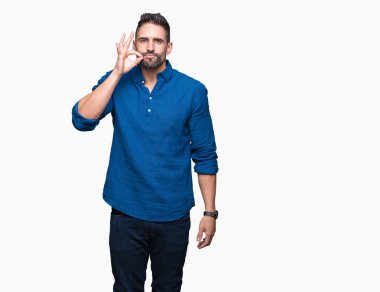 Yakışıklı delikanlı izole arka plan ağız ve dudaklar üzerinde parmak ile ZIP olarak kapatın. Gizli ve sessiz, tabu söz