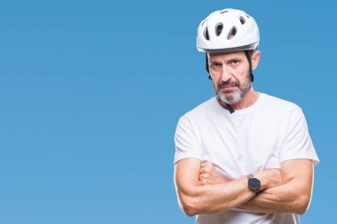 Bisiklet Emanet helment giyen orta yaş üst düzey ağarmış bisikletçi adam arka plan şüpheci ve çapraz kolları olan yüzündeki gergin, onaylamayan ifade izole. Negatif kişi.