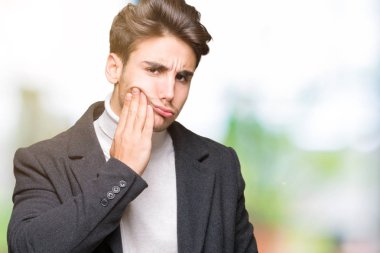 Diş ağrısı veya dişlerde dişlerle ilgili hastalık nedeniyle ağız acı ifadesi ile el ile dokunmak izole arka plan üzerinde kış palto giyiyor zarif delikanlı. Diş hekimi kavramı.