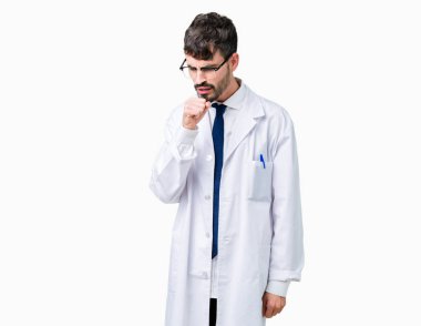 Duygu iyi ve soğuk veya bronşit için semptom olarak öksürük izole arka plan üzerinde beyaz önlük giyen genç profesyonel bilim adam. Sağlık kavramı.