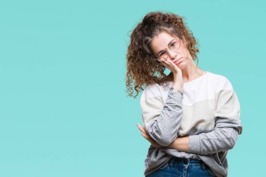 Güzel esmer kıvırcık saçlı Genç kız gözlüklü düşünme izole arka plan bakmaktan yorgun ve sıkılmış çapraz silah depresyon sorunları ile.
