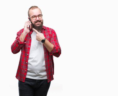 Smartphone'da izole arka plan üzerinde çok el ve parmak ile işaret mutlu konuşan genç beyaz hipster adam