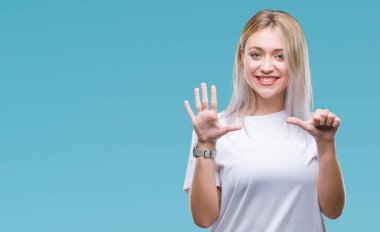 Sarışın genç kadın gösterilen ve parmakları ile işaret izole arka plan üzerinde kendinden emin ve mutlu gülümseyerek süre 6 numara.