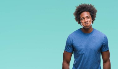 Komik surat ile yanakları şişirme izole arka plan üzerinde Afro Amerikalı adam. Ağız ile hava, deli ifade şişirilmiş.