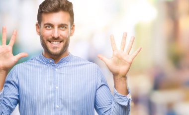 Yakışıklı delikanlı gösterilen ve parmakları ile işaret izole arka plan üzerinde kendinden emin ve mutlu gülümseyerek süre on numara.