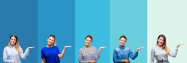 Mavi çizgili izole arka plan neşeli sunulması ve kameraya bakarak avucunun ile işaret gülümseyen genç güzel kadın kolaj.