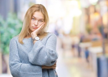 Seyir yorgun ve bıkkın ile depresyon sorun Çapraz kollar ile izole arka plan düşünme üzerinde kış kazak giyen genç beyaz kadın.