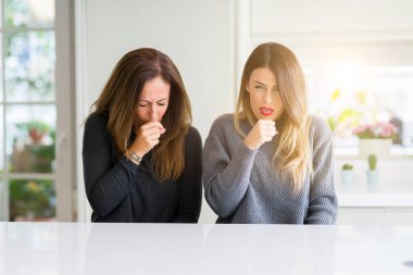Anne ve kızı birlikte soğuk veya bronşit için ev hissi hasta ve semptom olarak öksürük, güzel aile. Sağlık kavramı.