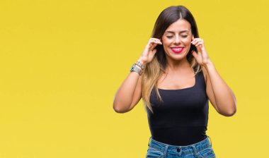 Genç güzel kadın parmakları ile yüksek sesle müzik gürültü rahatsız ifade kulaklarıyla kapsayan izole arka plan yüzünden. Sağır kavramı.