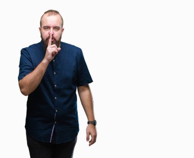 Dudaklarında parmak ile sessiz olmanı izole arka plan Genç beyaz hipster adam. Sessizlik ve gizli kavramı.