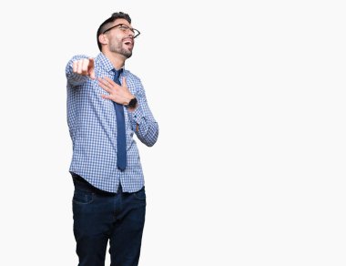 Gülme sizin parmak el kamerasıyla göğüs üzerinde utanç ifadesi işaret eden genç iş adamı gözlük izole üzerinde arka plan