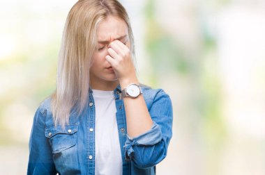 Genç Sarışın kadın izole arka burun ve göz yorgunluğu ve baş ağrısı duygu sürtünme yorgun yüzünden. Stres ve hayal kırıklığı kavramı.
