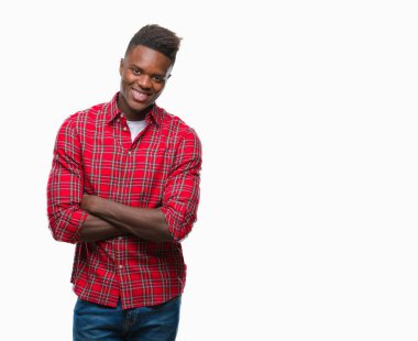 İzole arka plan mutlu yüz çapraz silah kameraya bakarak ile gülümseyen genç Afro-Amerikan adam. Olumlu bir kişi.