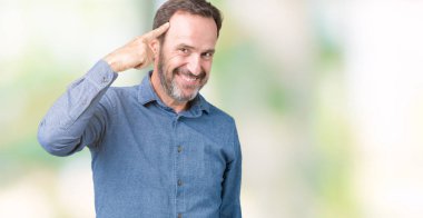 Yakışıklı orta yaş zarif komuta sizde izole üzerinde arka plan bir parmak, harika bir fikir ya da düşünce, iyi bellek ile baş gösteren gülen