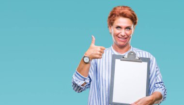 Ok işareti, başparmak ile parmak, mükemmel işareti yapıyor kocaman bir gülümseme ile arka plan mutlu pano tutan üst düzey beyaz iş kadın izole