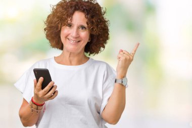 Kullanan orta ager üst düzey kadın, mesaj ile smartphone üzerinde izole arka tarafına el ve parmak ile işaret çok mutlu