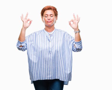 Atrractive üst düzey beyaz Kızıl saçlı kadın izole arka plan üzerinde dinlenmek ve gülümseyen gözlerle parmak ile meditasyon jest yapıyor kapalı. Yoga kavramı.