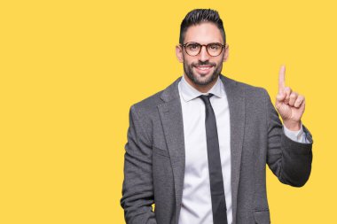 Genç yakışıklı iş adamı ve parmak gülümseyen süre bir numara ile kendinden emin ve mutlu yukarıyı gösteren izole arka plan üzerinde.